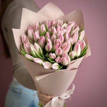Букет із 55 рожевих тюльпанів.