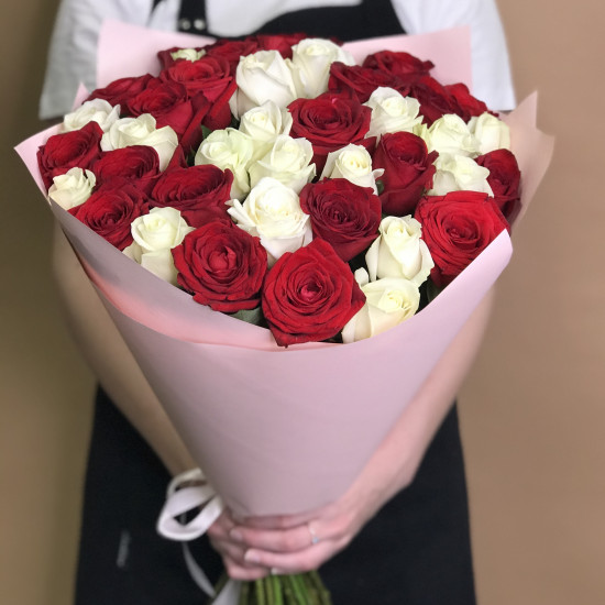 Букет із червоних та білих троянд 41 шт. (70 см)