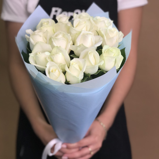 Букет із 15 білих троянд (70 см)