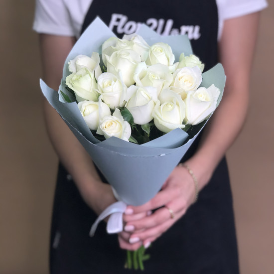 Букет із 15 білих троянд (50 см)